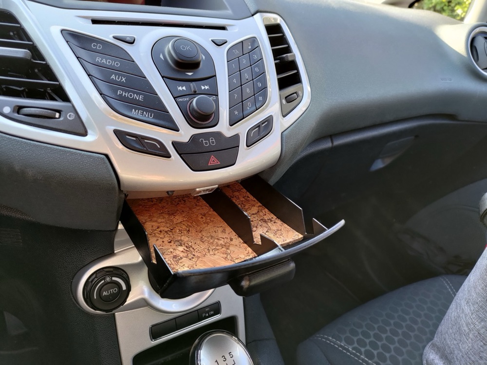 Ford Fiesta Orta Konsol Çekmecesi ve Telefon Tutucu görsel 3