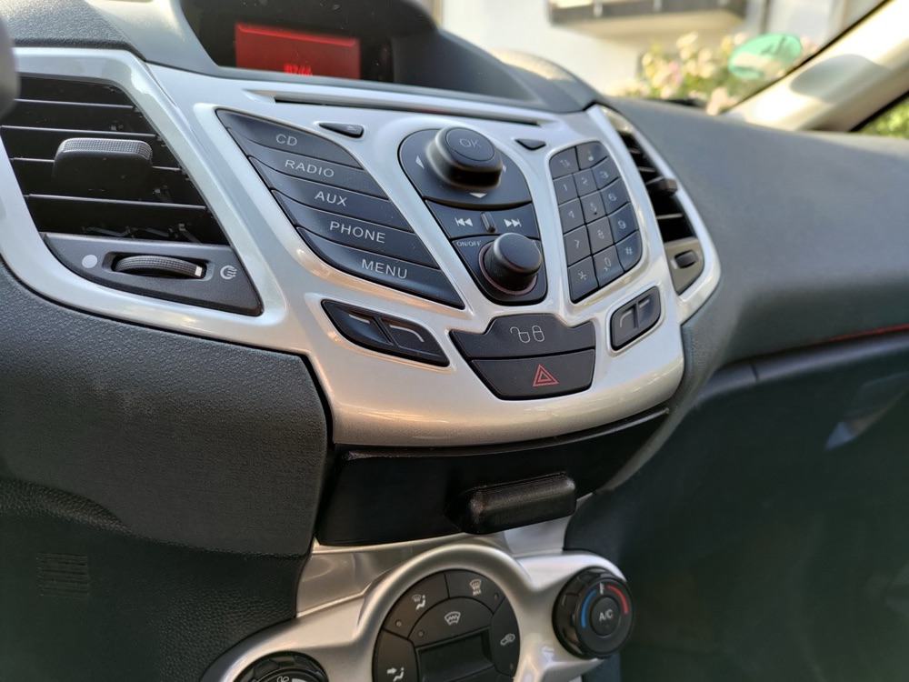 Ford Fiesta Orta Konsol Çekmecesi ve Telefon Tutucu görsel 4