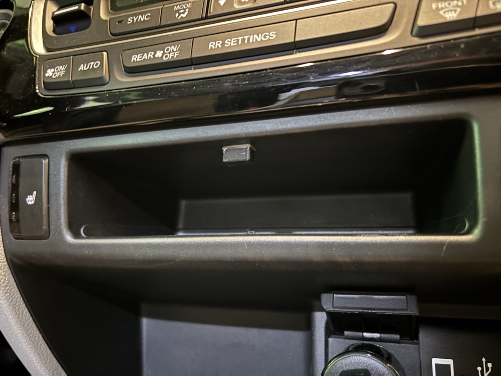 Honda Ridgeline konsol çekmecesi görsel 3