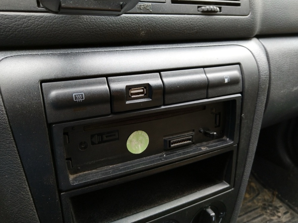 Škoda Octavia Uyumlu USB Şarj Soketi Yuvası