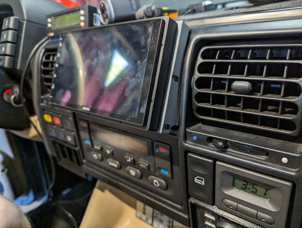 Land Rover Discovery 2 multimedya montaj çerçevesi