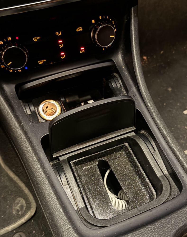 Mercedes A-Serisi W176 Uyumlu Orta Konsol Telefon Tutucu görsel 3