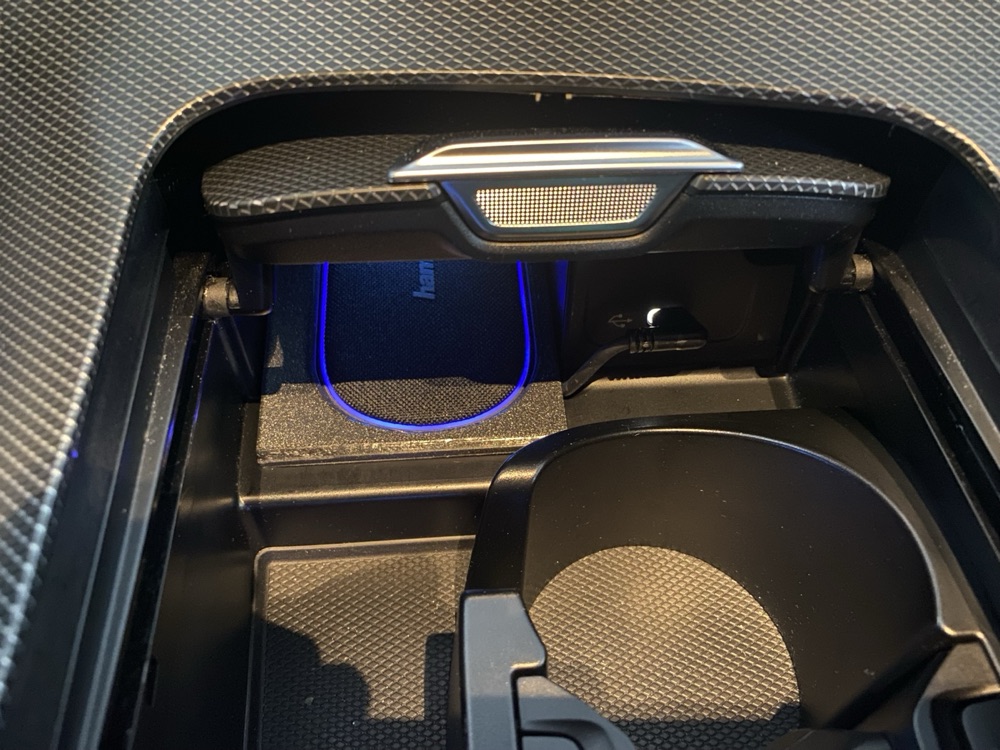 Mercedes C-Class (W206) Kablosuz Şarj Çerçevesi