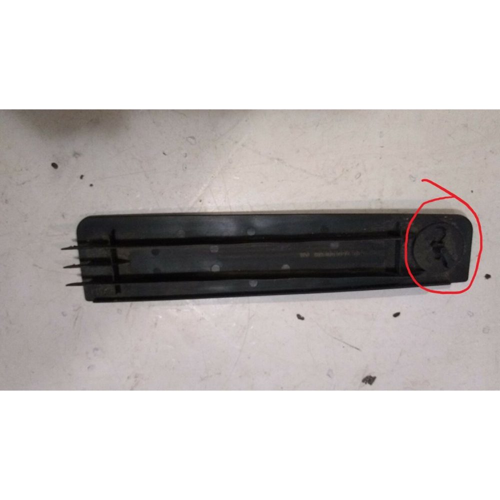 Mercedes R129 Üçüncü Fren Lambası Kapak Düğmesi görsel 2