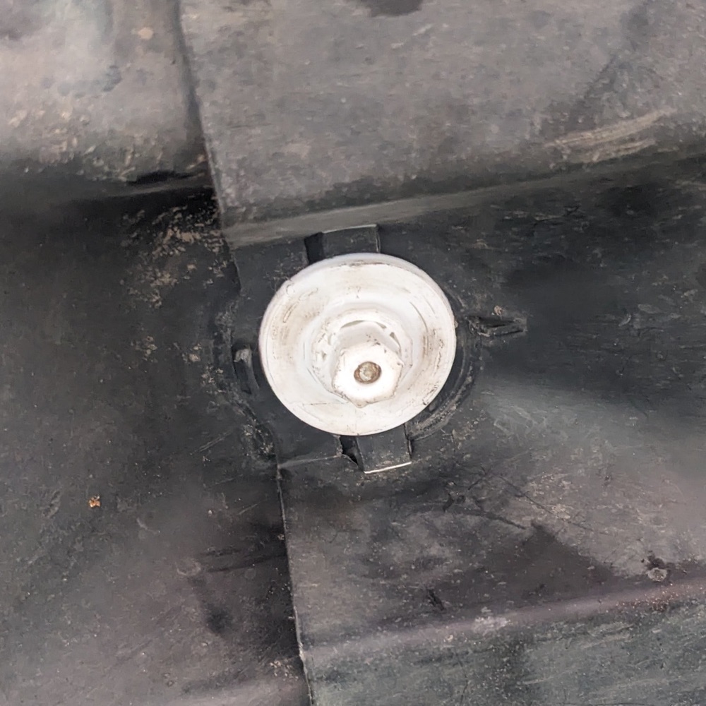 Mercedes W204 Davlumbaz / Jant İçi Trim Somunu (Klips) — A000 990 3162 görsel 2