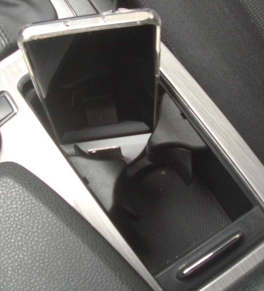 Mercedes W204 Uyumlu Bardaklık İçi Telefon Tutucu ve Kablosuz Şarj Standı görsel 3