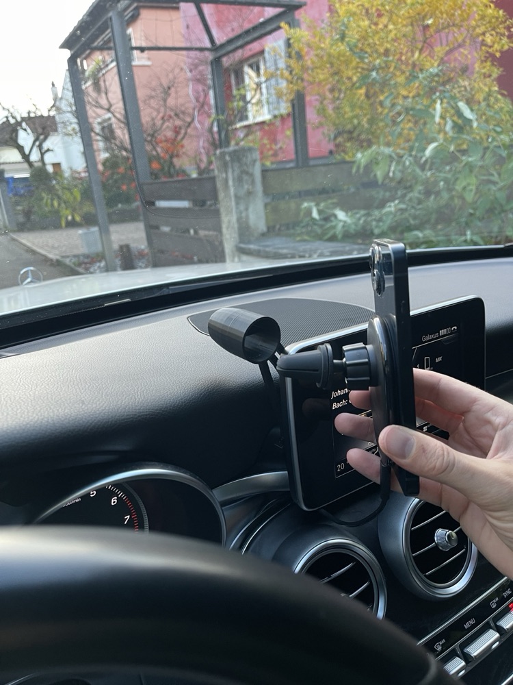 Mercedes W205 Orta Ekran Telefon Tutucu Aparatı görsel 2