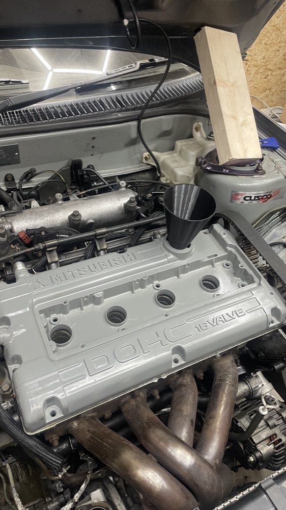 Mitsubishi 4G63 Motor Yağ Dolum Hunisi
