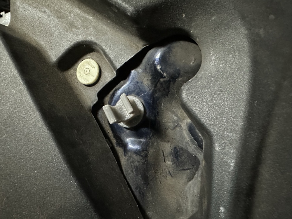 Mitsubishi ASX Kaput İstinat Demiri Klipsi görsel 2
