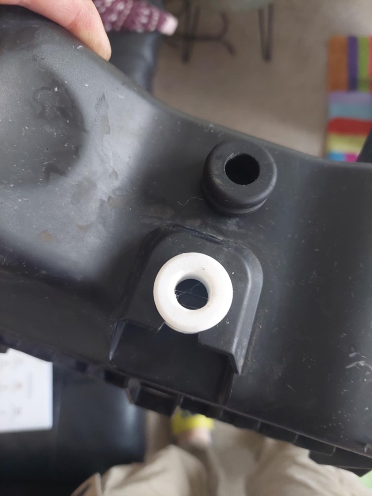 Mitsubishi Colt Hava Filtre Kutusu Burcu