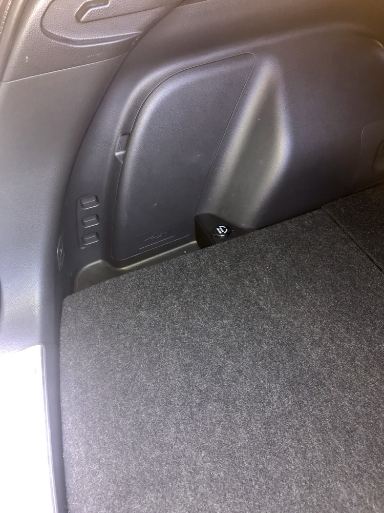 Mitsubishi Eclipse Cross PHEV Bagaj DC Soket Braketi görsel 2