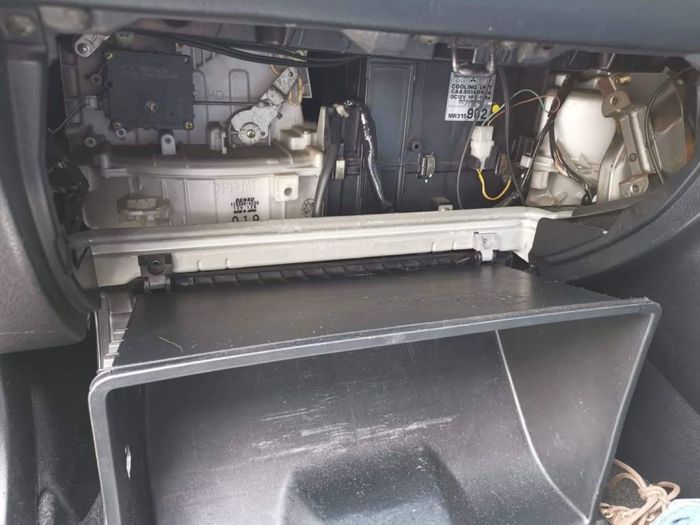 Mitsubishi Galant Torpido Gözü Menteşesi görsel 2