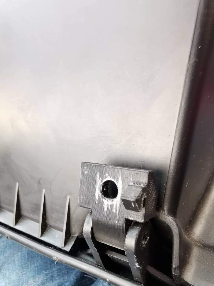 Mitsubishi Galant Torpido Gözü Menteşesi görsel 3