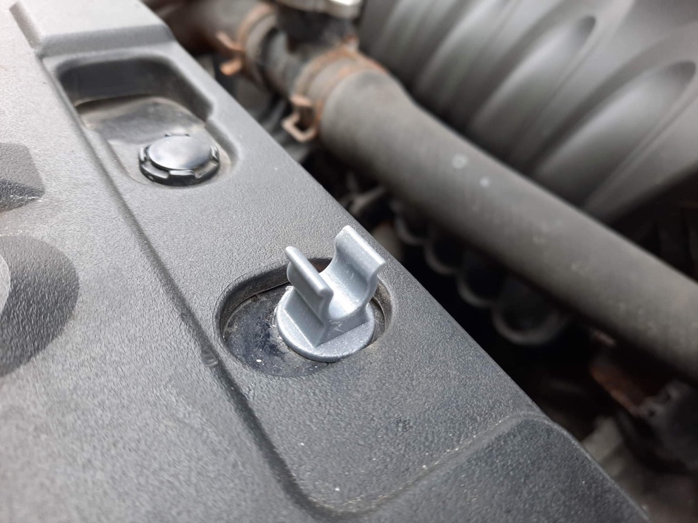 Mitsubishi Lancer 8. Nesil Kaput İstinat Demiri Klipsi görsel 2