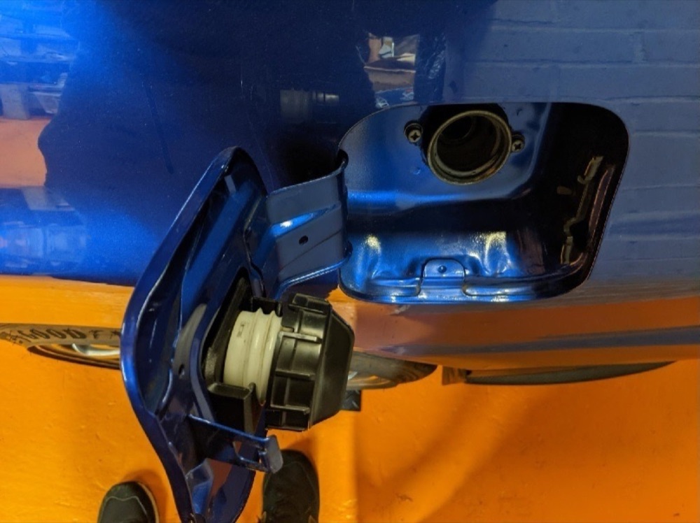 Mitsubishi Lancer EVO 7, 8, 9 Yakıt Depo Kapağı Tutucu