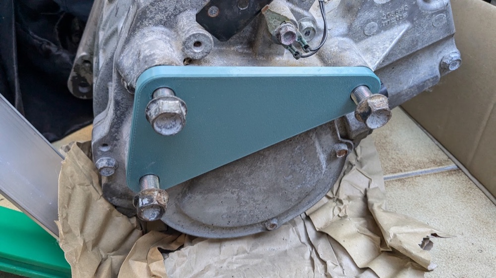 Mitsubishi Outlander Arka Motor Montaj Plakası