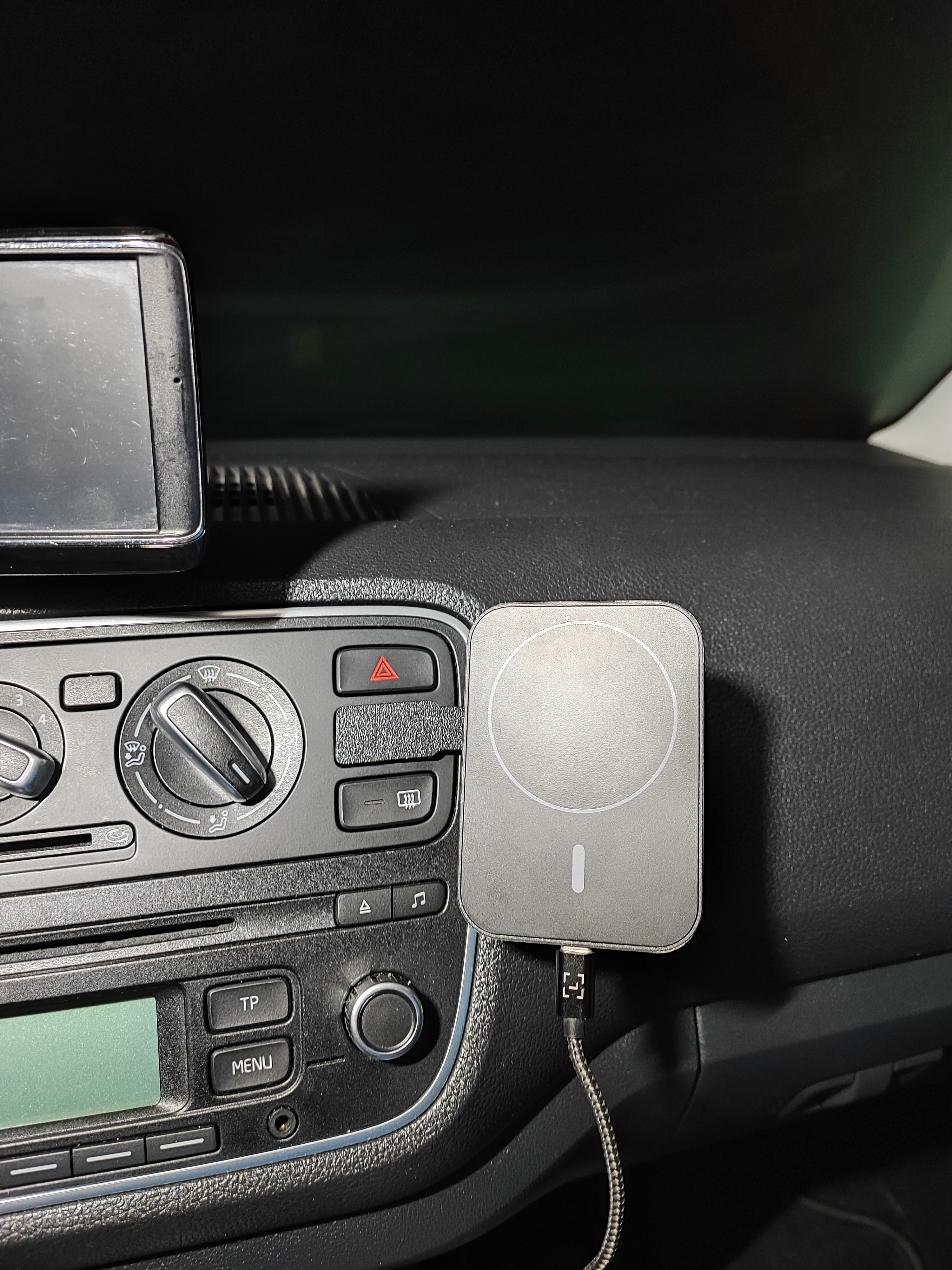 Orta Konsol Boş Düğme Yerine Telefon Tutucu (Seat Mii Uyumlu)