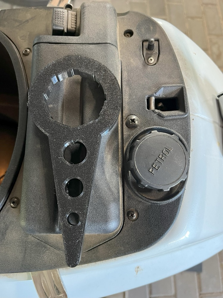 Vespa VXL150 yakıt kapağı açma anahtarı görsel 2