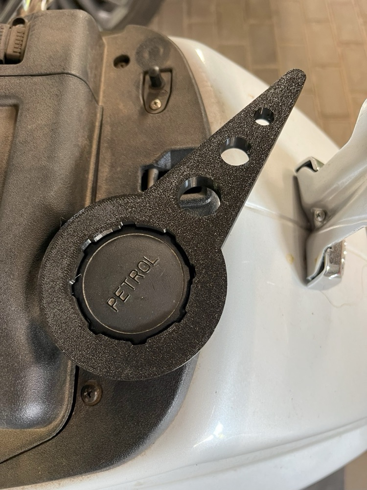 Vespa VXL150 yakıt kapağı açma anahtarı görsel 3
