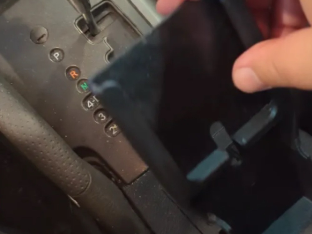 Toyota RAV4 telefon tutucu görsel 3