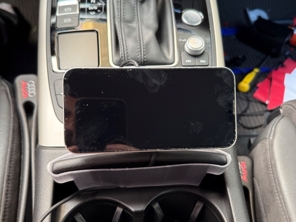 Audi A6 (2016+) Kolçak Kapağı MagSafe Telefon Tutucu