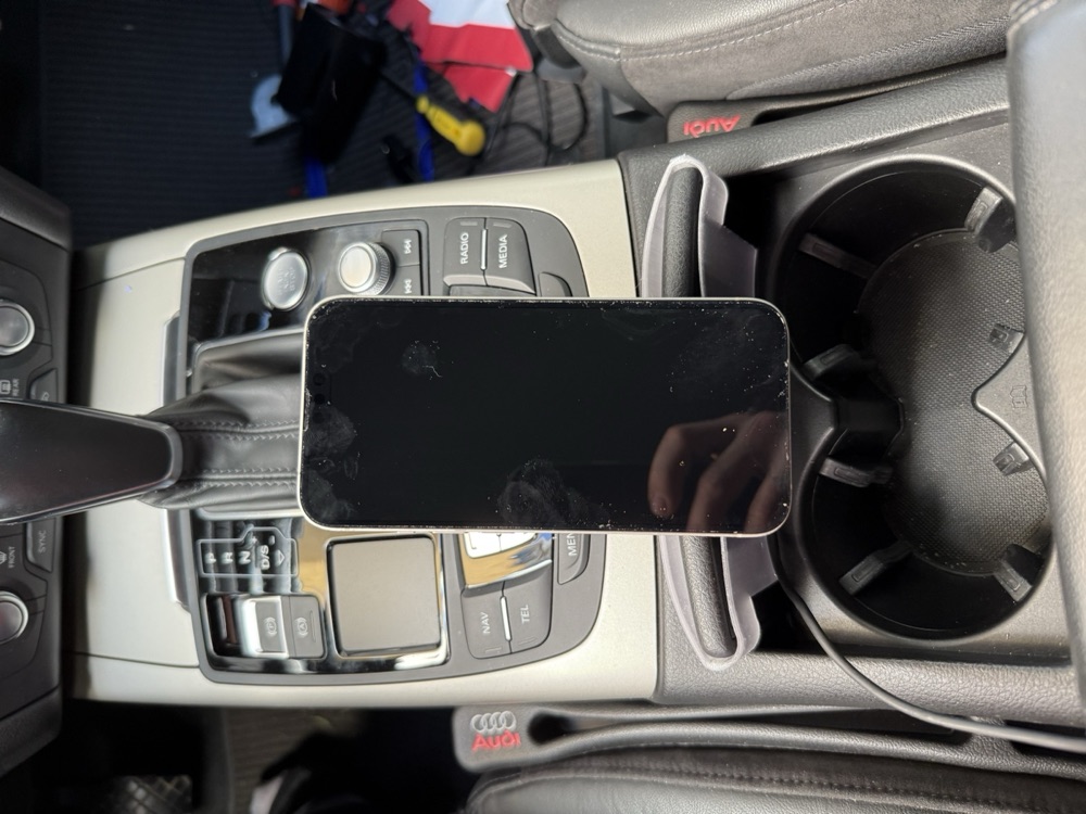 Audi A6 (2016+) Kolçak Kapağı MagSafe Telefon Tutucu görsel 4