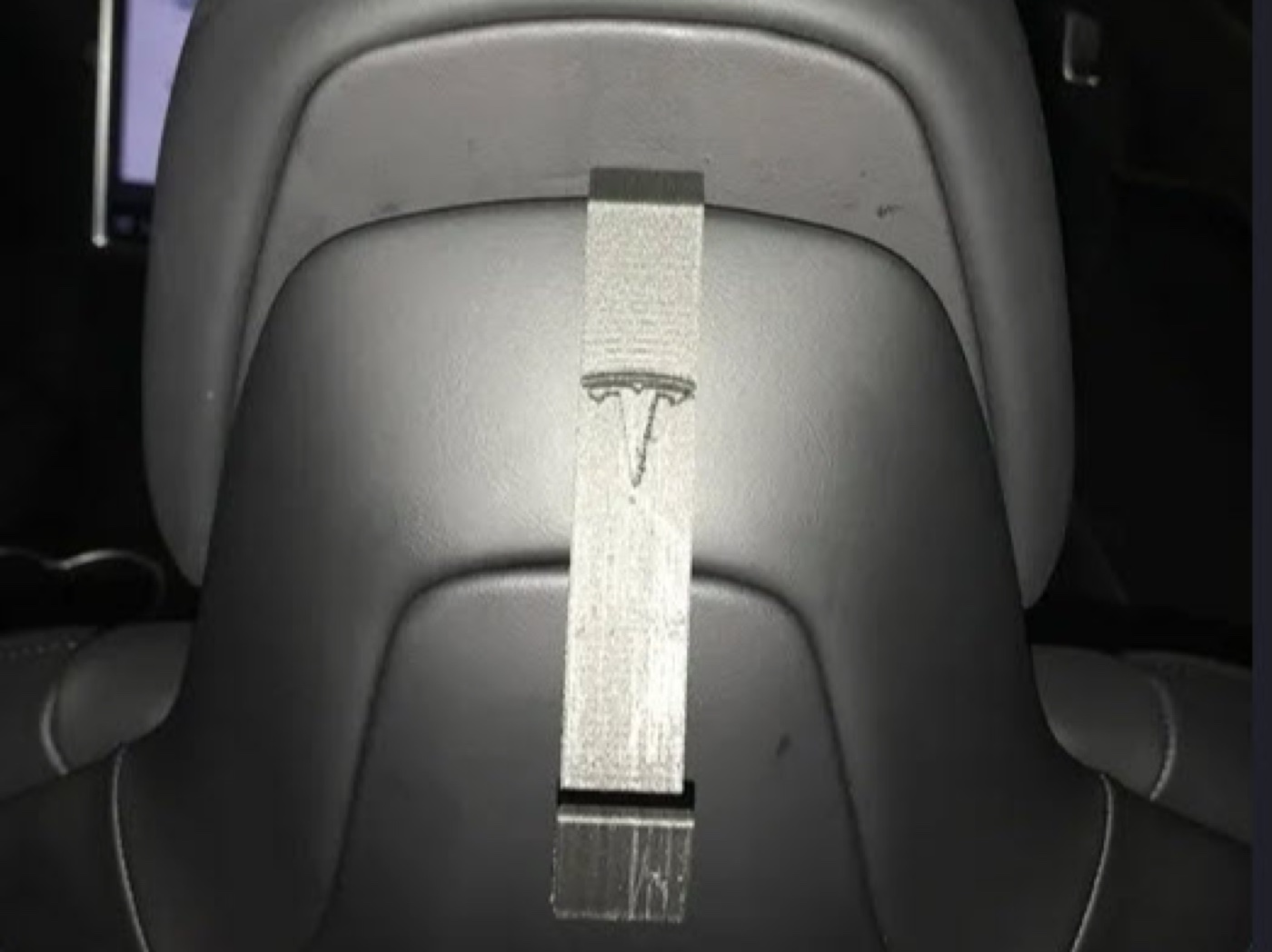 Tesla Model X koltuk arkası askı kancası