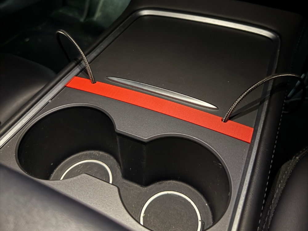Tesla Model 3 orta konsol kablo geçişi