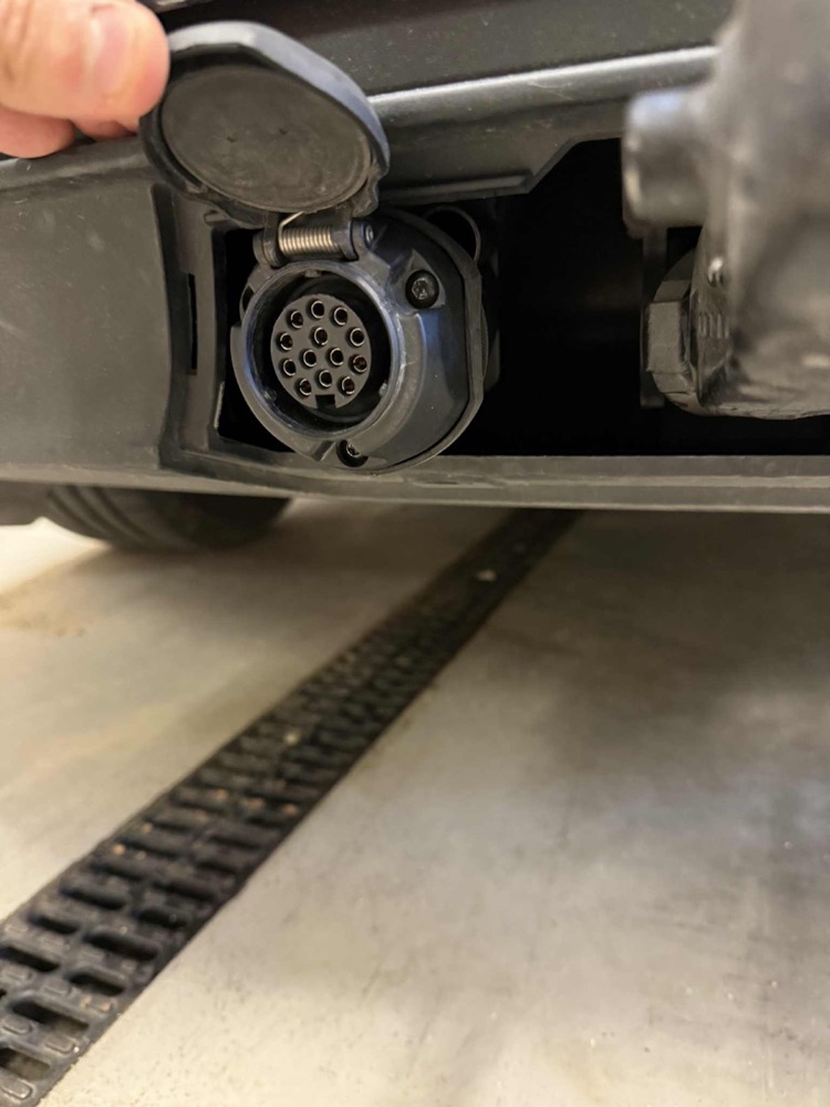 Tesla Model Y Juniper 13 pin römork prizi takozu görsel 2