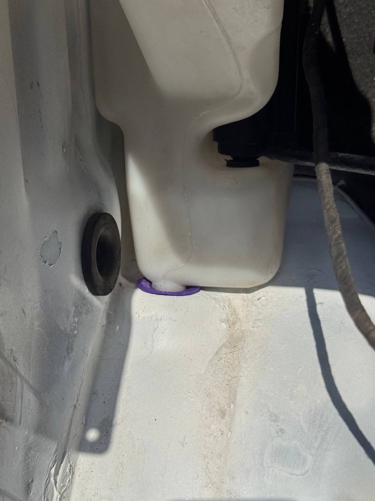 Mercedes Sprinter Cam Suyu Deposu Montaj Contası (TPU) görsel 4