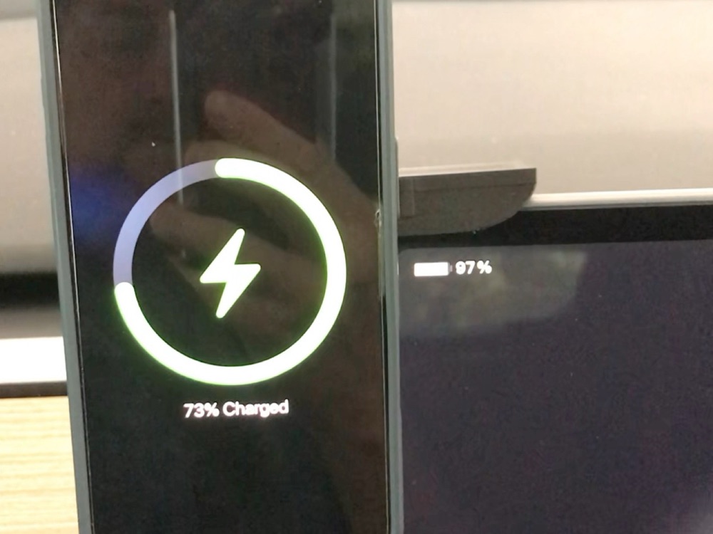 Tesla Model Y ekran kenarı manyetik telefon tutucusu görsel 4