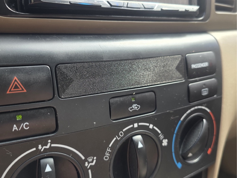 Toyota Corolla E120 saat paneli boşluk kapağı