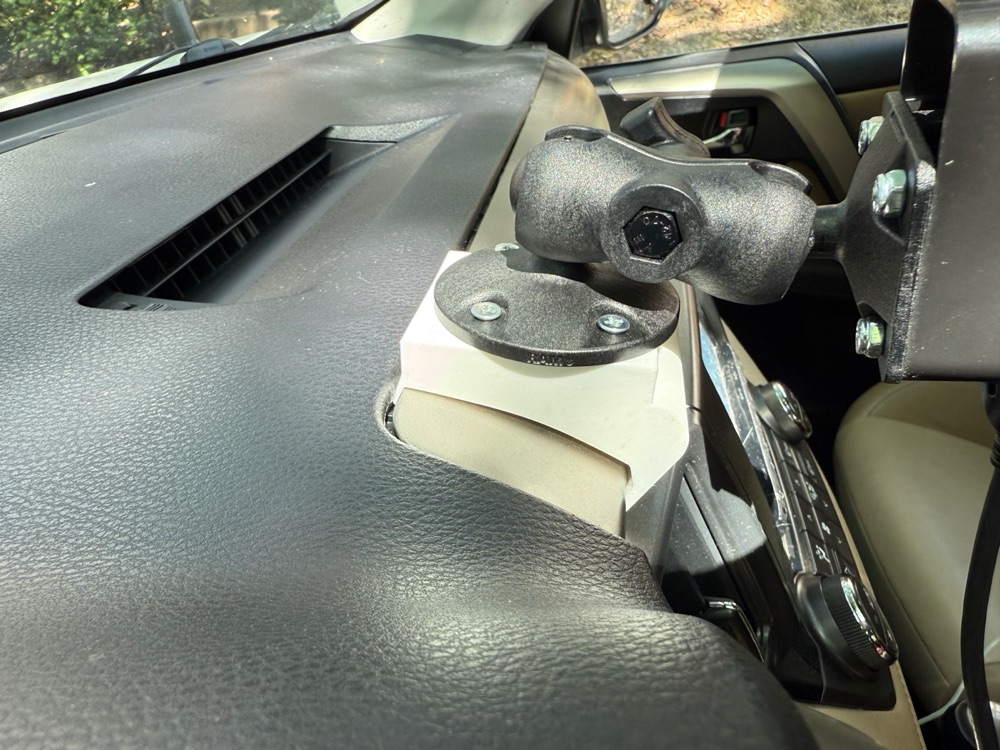 Toyota RAV4 Gen4 AMPS uyumlu torpido montaj aparatı