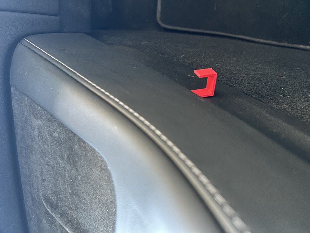 Tesla Model Y ön yolcu ayak boşluğu kancası görsel 3