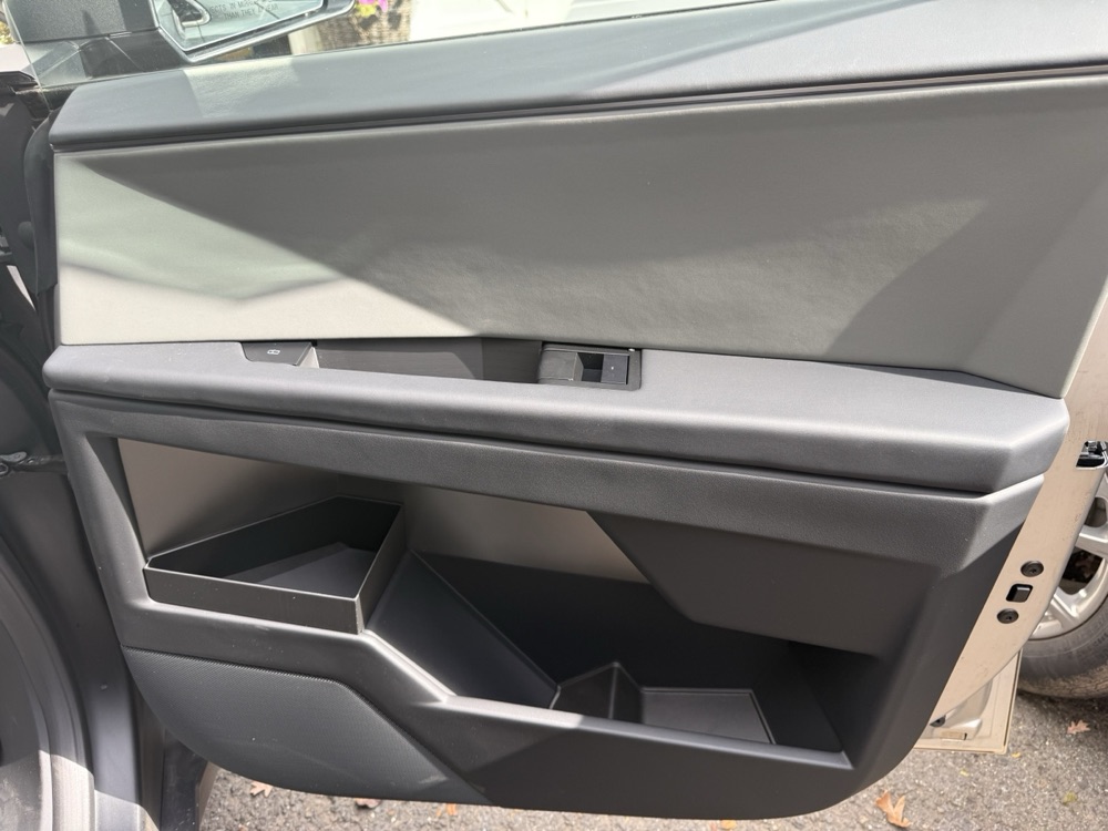 Tesla Cybertruck yolcu kapısı saklama kutusu görsel 3