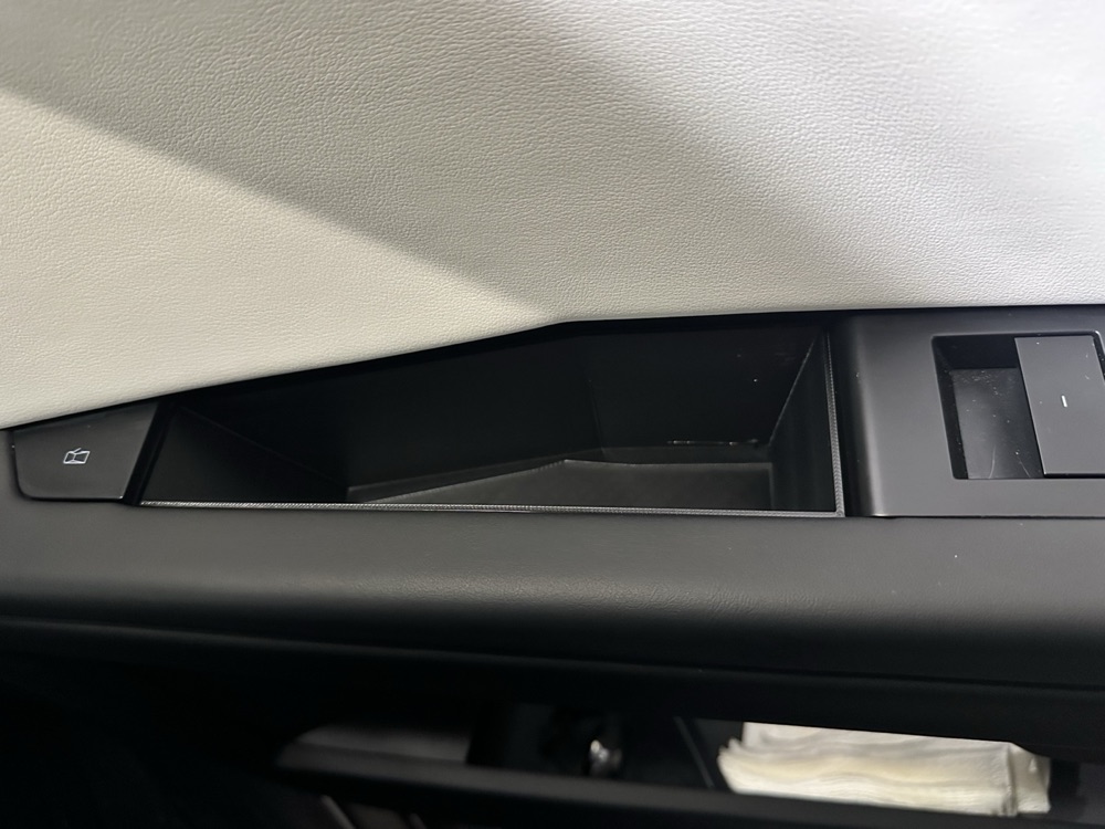 Tesla Cybertruck arka kapı kolu cebi görsel 2