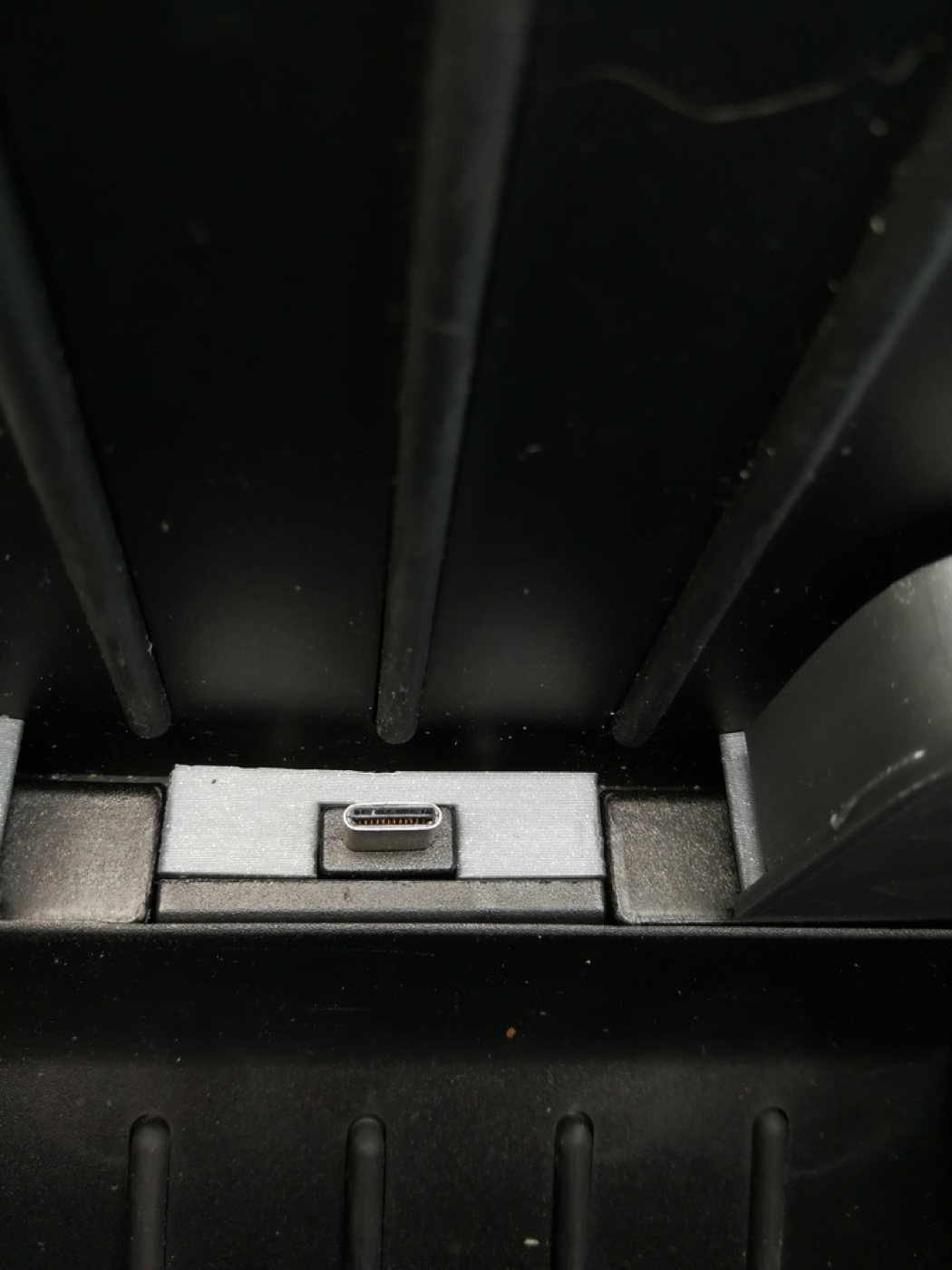 Tesla Model S 2015 orta konsol USB-C kablo tutucusu