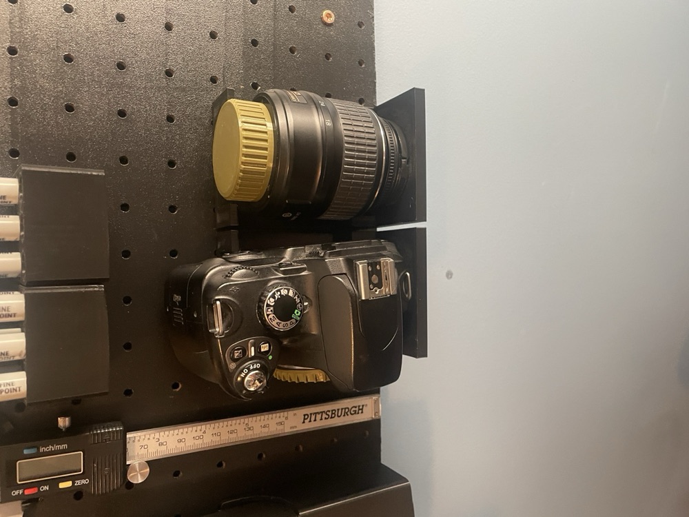 Nikon D40 için Delikli Pano (Pegboard) Gövde ve Objektif Rafı