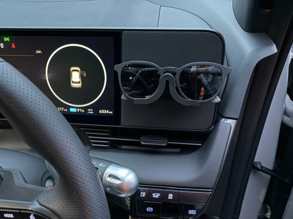 Hyundai Ioniq 5 Mıknatıslı Gözlük Tutucusu görsel 4