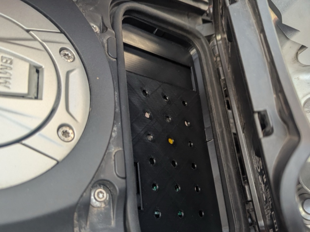 Kablosuz Şarjlı Telefon Yuvası (BMW R1300GS 2025 Uyumlu)