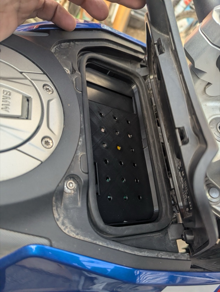 Kablosuz Şarjlı Telefon Yuvası (BMW R1300GS 2025 Uyumlu) görsel 3