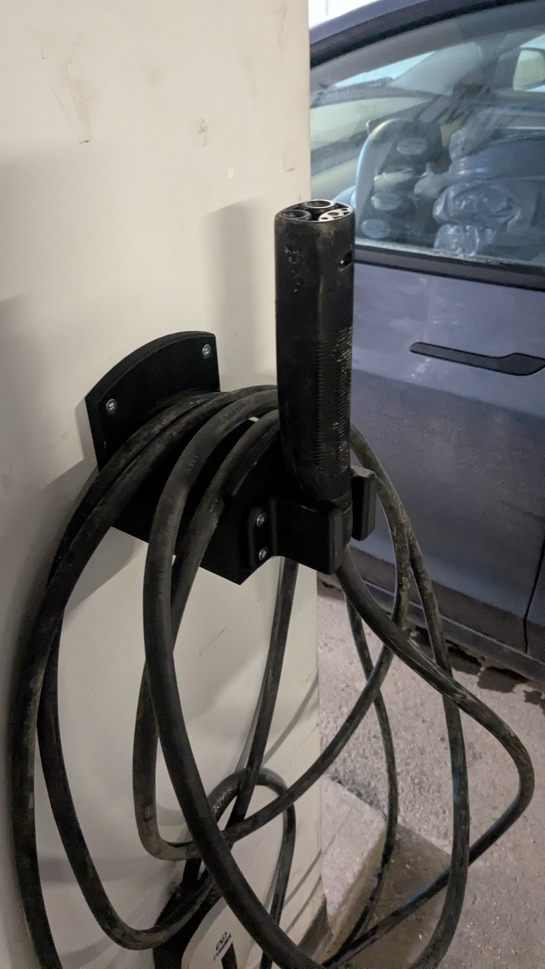 Tesla taşınabilir şarj cihazı duvar askısı ve kablo makarası görsel 2