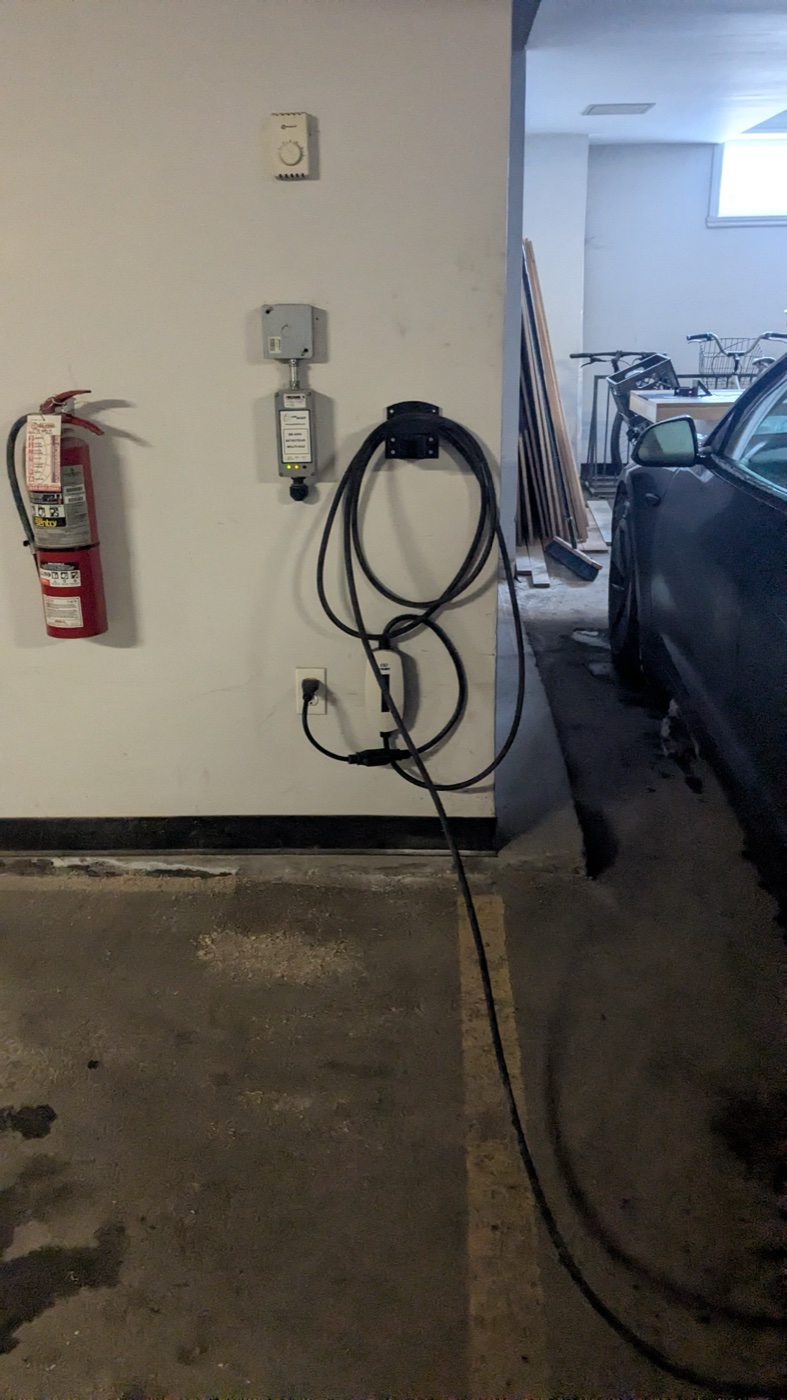 Tesla taşınabilir şarj cihazı duvar askısı ve kablo makarası görsel 3