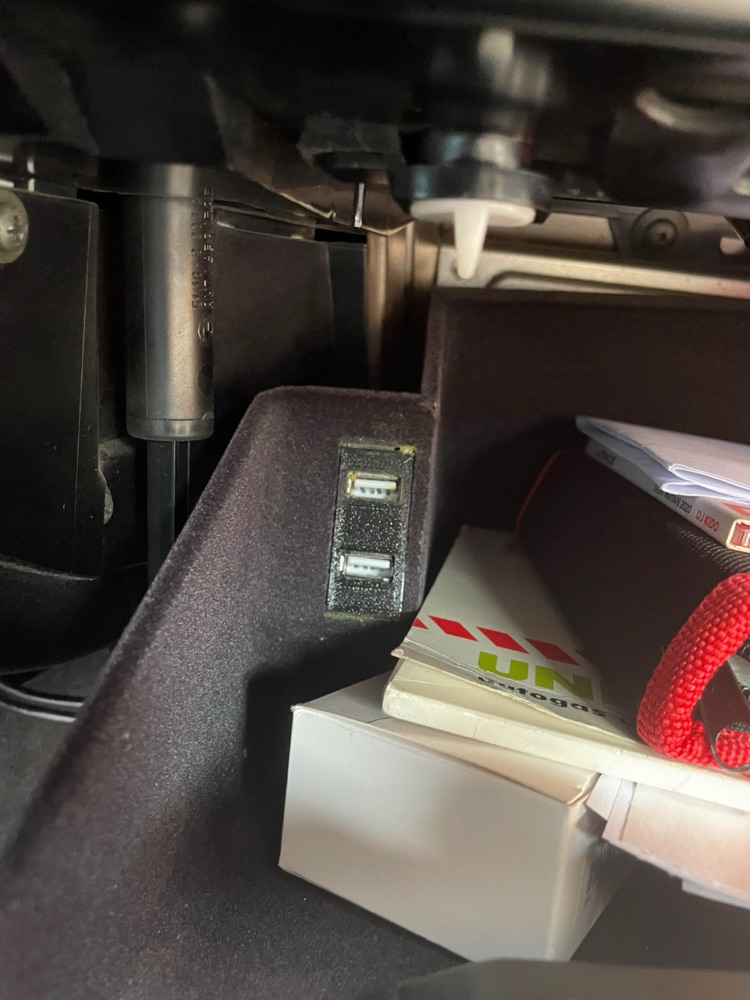 USB Port Plakası (BMW E39 El Feneri Yuvası Uyumlu)