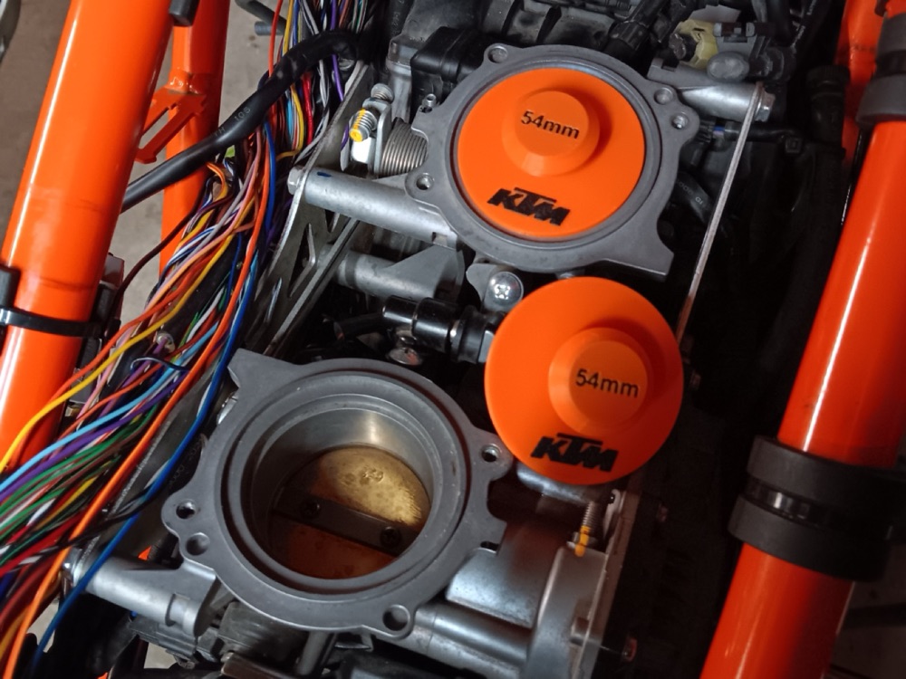 KTM LC8 Gaz Gövdesi Kapak Plakası (54mm)