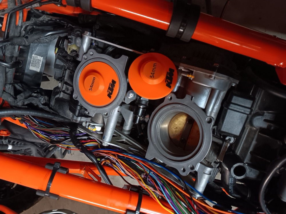 KTM LC8 Gaz Gövdesi Kapak Plakası (54mm) görsel 2