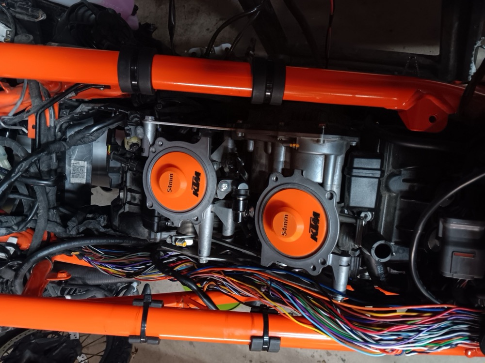 KTM LC8 Gaz Gövdesi Kapak Plakası (54mm) görsel 3