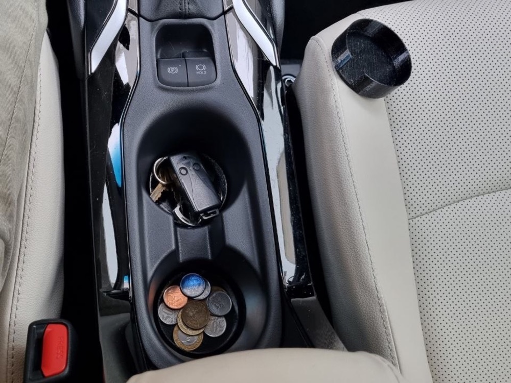 Toyota Corolla Cross bardaklık aparatı