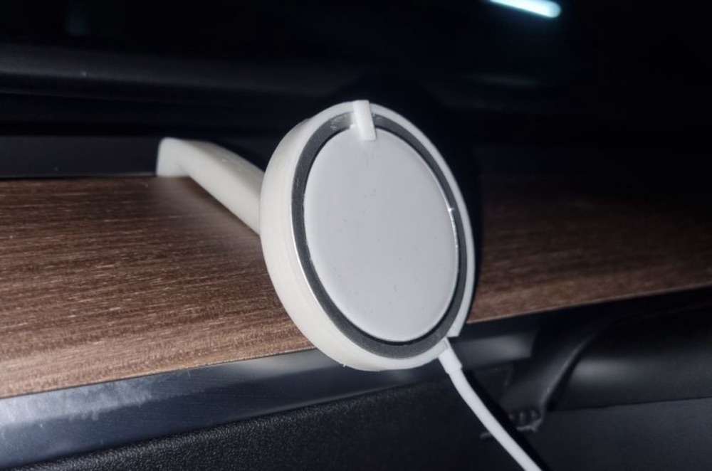 Tesla Model 3 manyetik şarj pedi tutucusu görsel 2