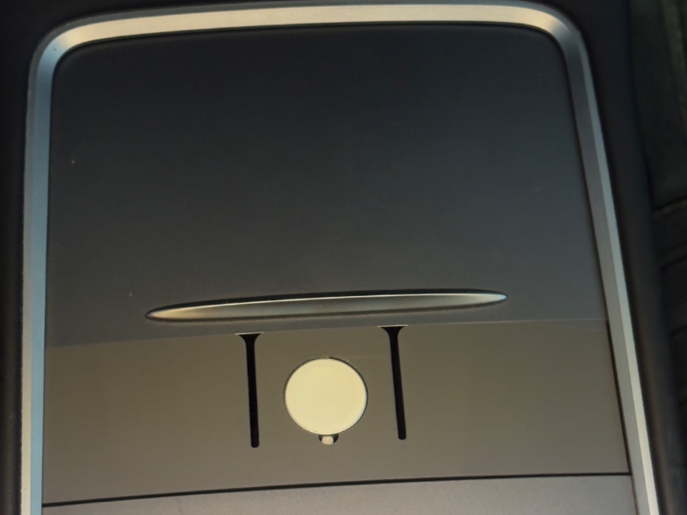 Tesla Model Y çekmece içi akıllı saat şarj konsolu